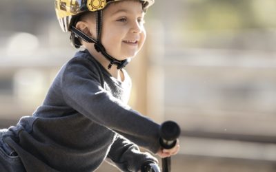 Tú vas con lo último en la bici. Y tu hijo con el chándal del colegio y una bici tres tallas más para cuando crezca. Di que no.