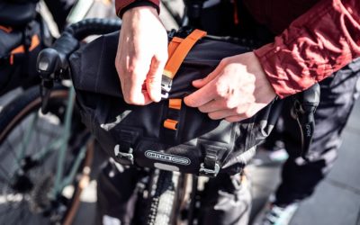 La bolsa de manillar te vale para casi todo. Si es la Ortlieb Handlebar-Pack QR, te vale para todo.